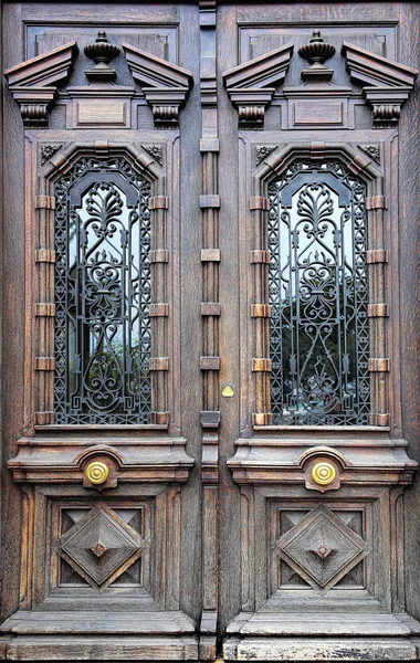 Puerta de madera artística antigua con elementos decorativos — Foto de Stock
