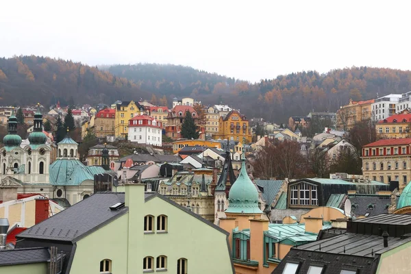 Stadtbild des berühmten tschechischen Kurortes Karlsbad ändert sich im Spätherbst — Stockfoto