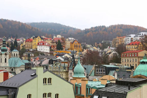 Cityscape of famous Czech Spa Karlovy Vary in the late autumn — Stock Photo, Image