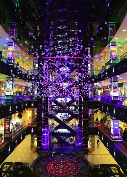 Diseño futurista del atrio en el centro comercial europeo — Foto de Stock