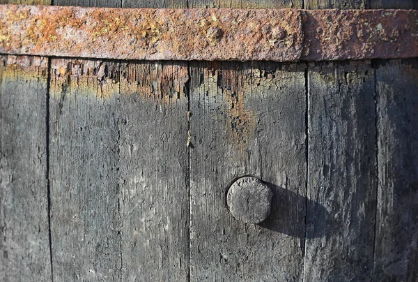 Textura de barril muy viejo para vino con un corcho y un meta oxidado —  Fotos de Stock