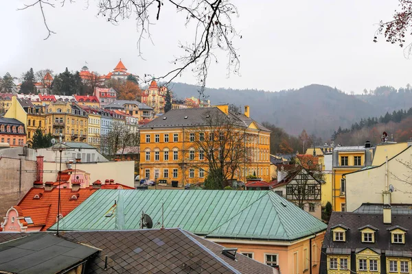 Stadtbild von Karlovy variieren im Spätherbst, Tschechische Republik — Stockfoto