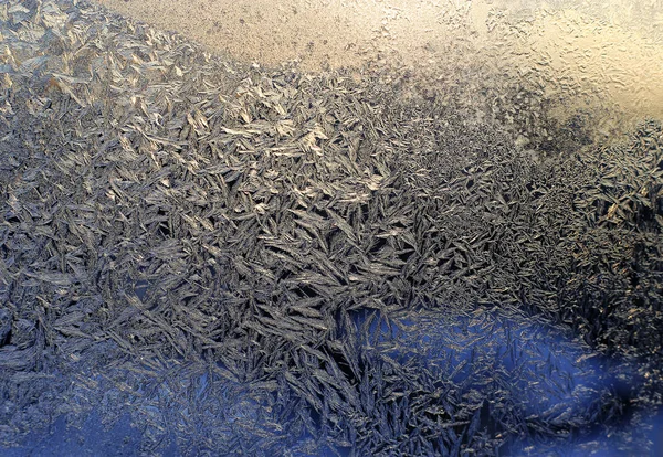 Beautiful ice pattern and sunlight close-up on winter glass — Stock Photo, Image