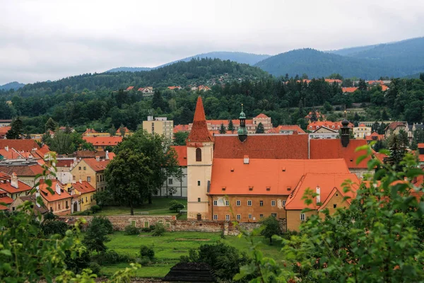 Schöne Aussicht auf die Altstadt tschechisch krumlov und in der Nähe Berg — Stockfoto