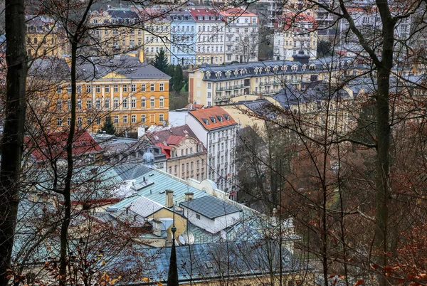 Paysage urbain de Karlovy Vary de la colline à la fin de l'automne — Photo
