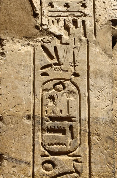 Jeroglíficos egipcios antiguos en el templo de Karnak — Foto de Stock