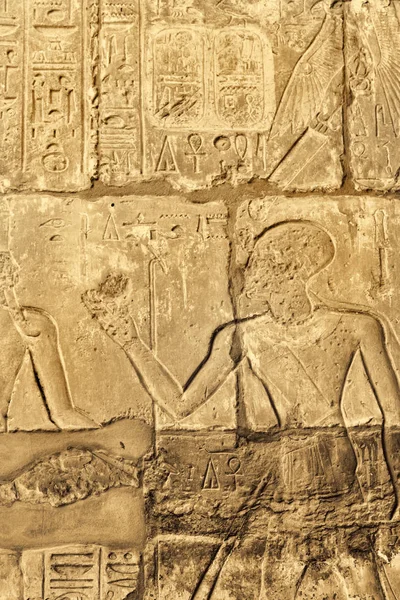 Ancienne muraille avec hiéroglyphes égyptiens dans le temple Karnak, Lux — Photo