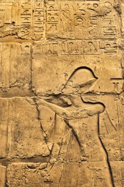 Karnak tapınağında Mısır hiyeroglif antik duvar