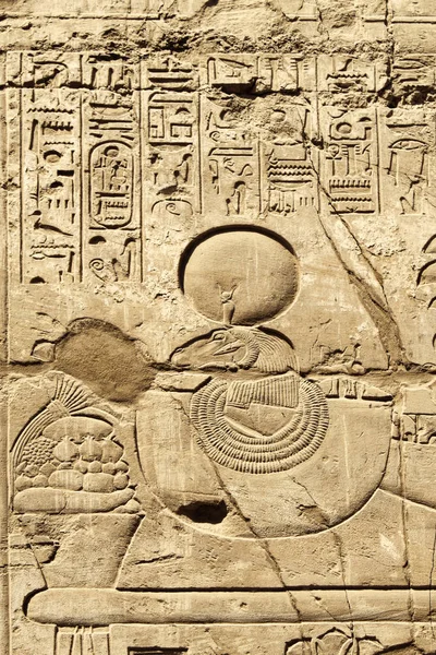 Древняя каменная стена с египетскими иероглифами — стоковое фото