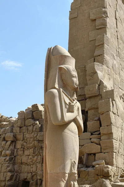 Estátua do faraó Ramsés II situado no Templo Karnak, Luxsor, E — Fotografia de Stock