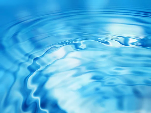 Leuchtend blauer abstrakter Hintergrund mit Wasserwellen-Muster — Stockfoto