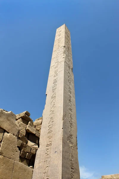 Ancient Obelisk with hieroglyphs at Karnak Temple, Luxor, Egypt — Stock Photo, Image