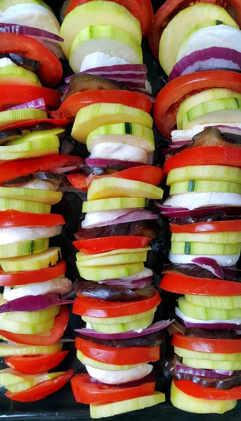 Нарезать овощи, приготовленные для выпечки, пищевой фон — стоковое фото