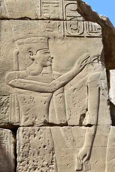 Hieroglyphen am Karnak-Tempel in Ägypten — Stockfoto