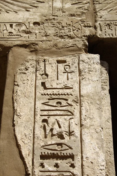 Ancient egyptian hieroglyphs in the Karnak Temple — Stock Photo, Image