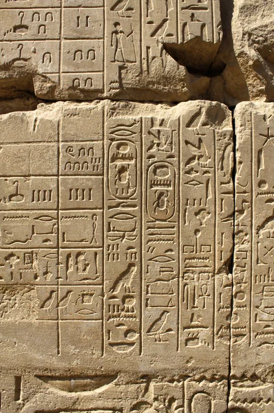 Ancient stone wall with Egyptian hieroglyphs — Stock Photo, Image