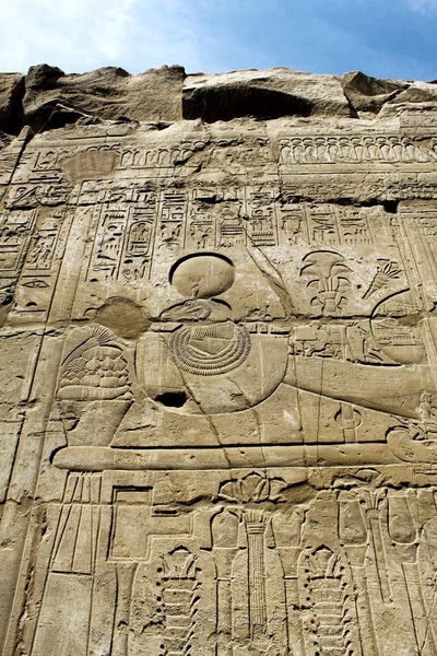 Oude stenen muur met Egyptische hiërogliefen — Stockfoto