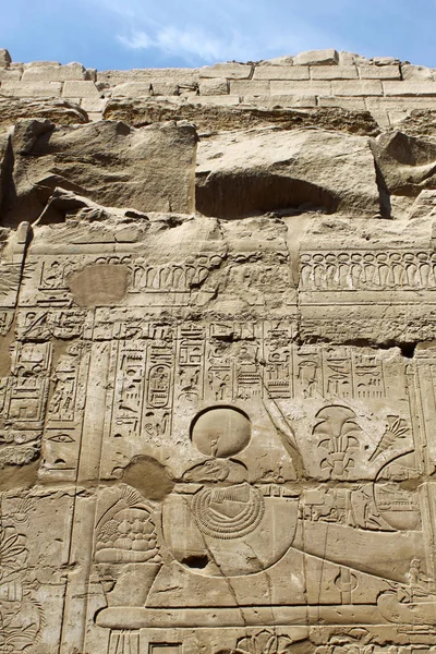 Ancient stone wall with Egyptian hieroglyphs — Stock Photo, Image