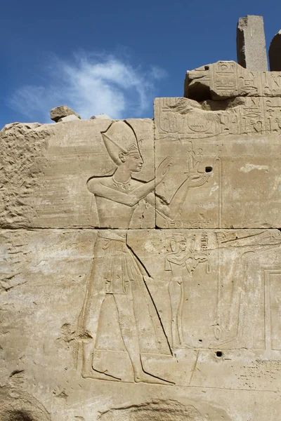 Antika stenmuren med egyptiska hieroglyfer i den Karnak Templ — Stockfoto