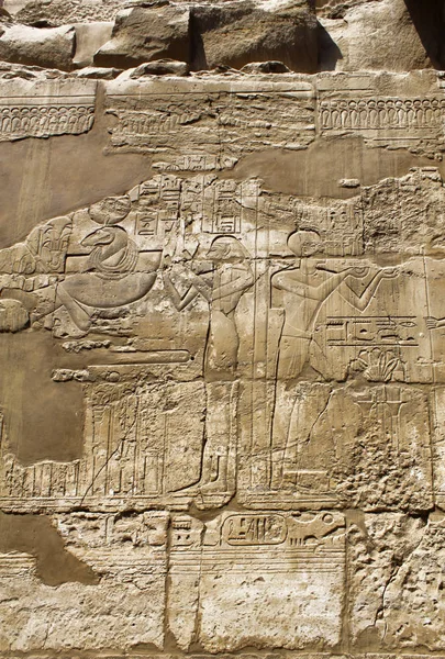 Antike Mauer mit ägyptischen Hieroglyphen — Stockfoto