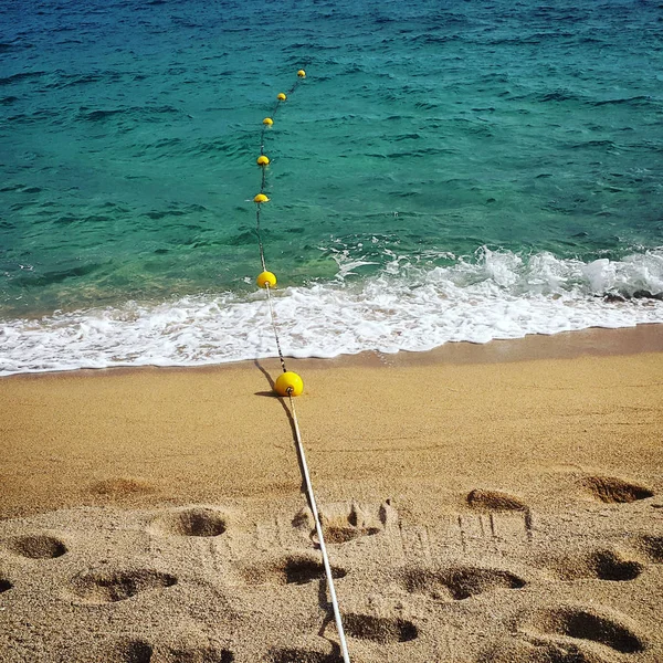 Lano s plováky a stopy na pláži — Stock fotografie