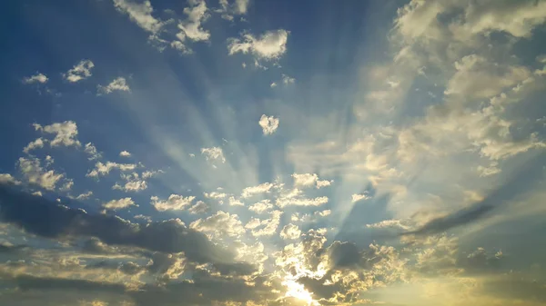 Gökyüzü bulutlar ve sabah güneş ışığı ile — Stok fotoğraf