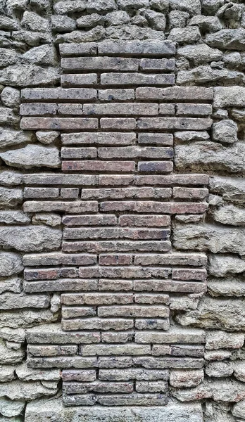 Oude muur met bakstenen en keien — Stockfoto