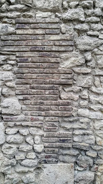 Ruwe zeer oude muur met bakstenen en keien — Stockfoto