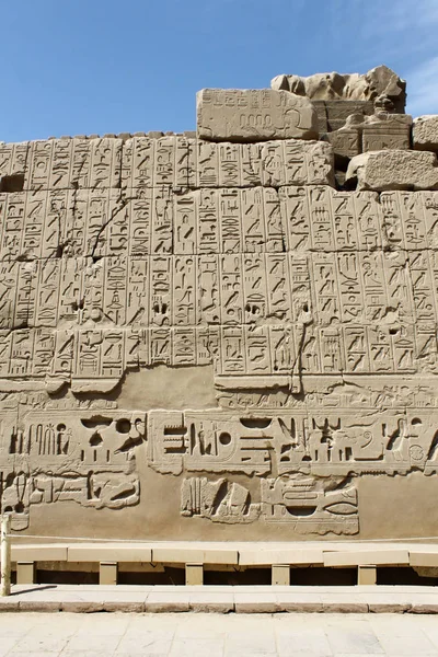 Antika stenmuren med egyptiska hieroglyfer — Stockfoto