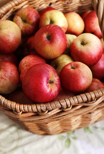 Gros plan sur les pommes rouges et jaunes mûres dans un panier — Photo
