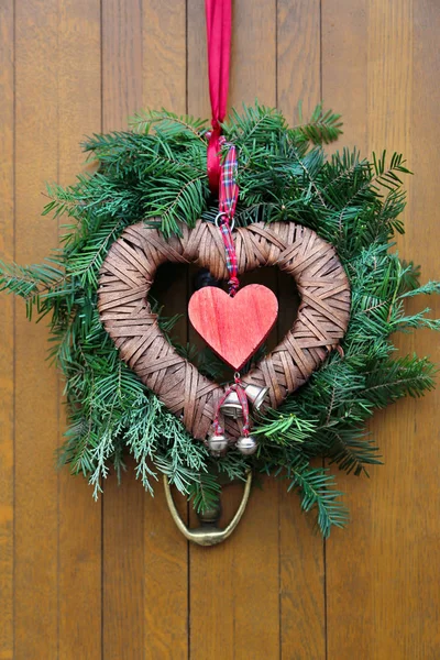Corona de Navidad tradicional en una puerta de madera — Foto de Stock