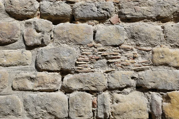 Bardzo stare zabytkowe ściany z dużych kamieni o różnych kształtach i br — Zdjęcie stockowe