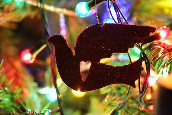 Pájaro rojo con corazón, luces y decoraciones del árbol de cristmas — Foto de Stock