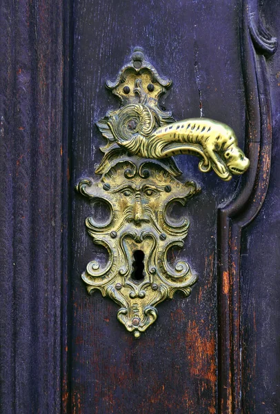 Vintage wooden door with decorative handle and keyhole — Stock Photo, Image