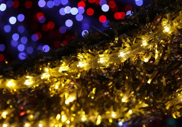 Φωτεινή διακόσμηση Χριστουγέννων, αφηρημένη φόντο από την εστίαση — Φωτογραφία Αρχείου
