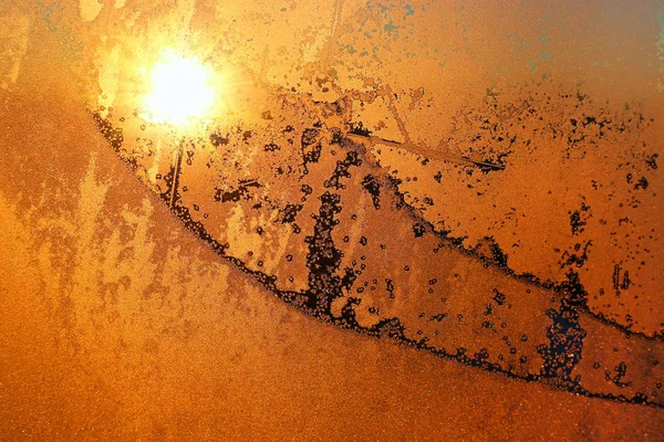 Лед и солнечный свет на утреннем стакане — стоковое фото