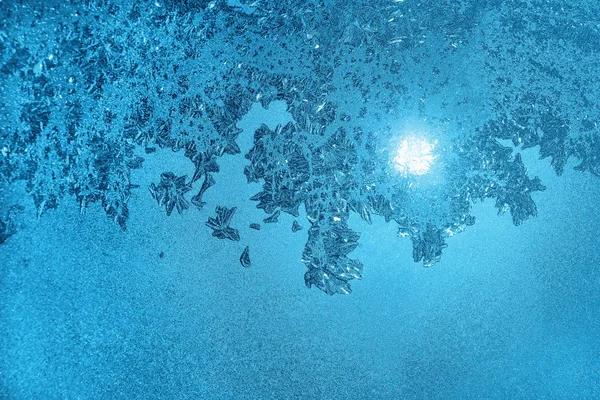 Ice pattern and sun light on morning winter glass — Stock fotografie