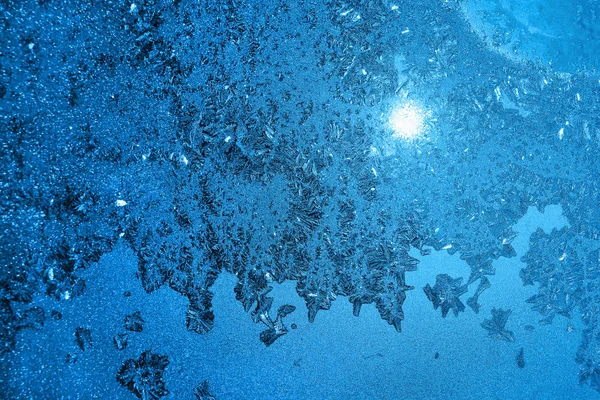 Beautiful ice pattern and sunlight on winter glass — Stock Photo, Image