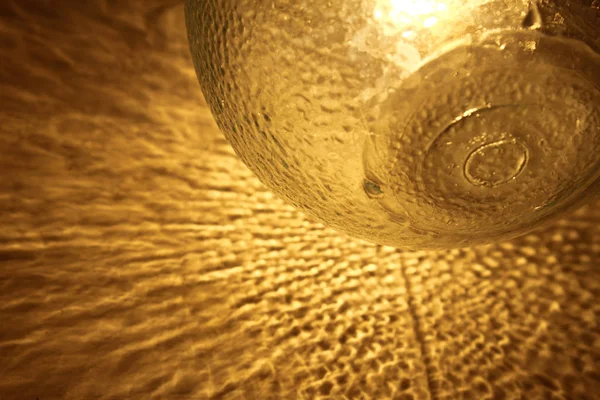 Modèle abstrait d'une lampe en verre sur le mur — Photo