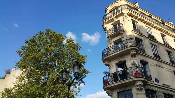 Типичная парижская архитектура, Париж, Франция — стоковое фото