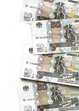 Rus parası, beyaz arka planda 500 ruble banknot.