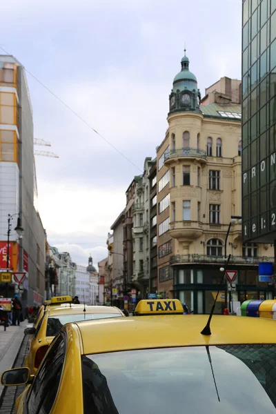 Prague República Checa Novembro 2013 Táxis Amarelos Brilhantes Uma Rua — Fotografia de Stock
