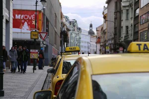 Prague República Checa Novembro 2013 Táxis Amarelos Brilhantes Uma Rua — Fotografia de Stock