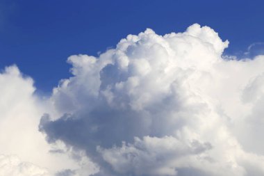 Beyaz yumuşak bulutlu parlak mavi gökyüzü, doğa gökyüzü manzarası