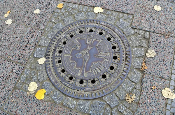 Берлин Германия Ноябрь 2014 Крышка Уличного Люка Изображением Ориентиров Тротуаре — стоковое фото