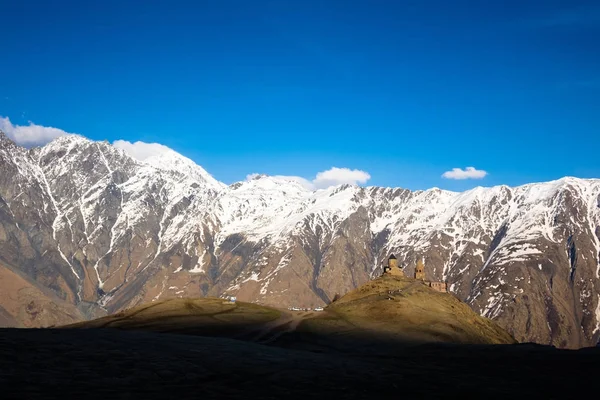 Poblíž vesnici Gergeti v Gruzii — Stock fotografie