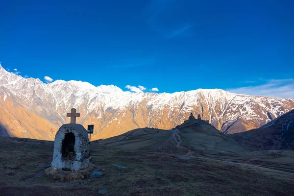 Gergeti Trinity Kilisesi Tsminda Sameba — Stok fotoğraf