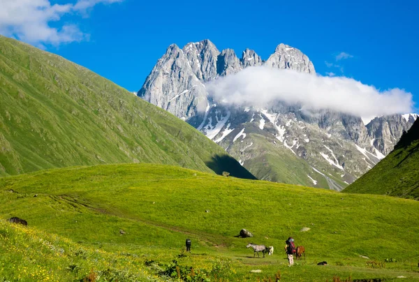 Bergslandskap toppar i Chauchi — Stockfoto