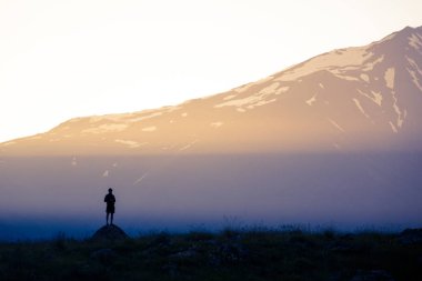 Güneş ışığı ve bir adam arka planda Dağları nın silüeti