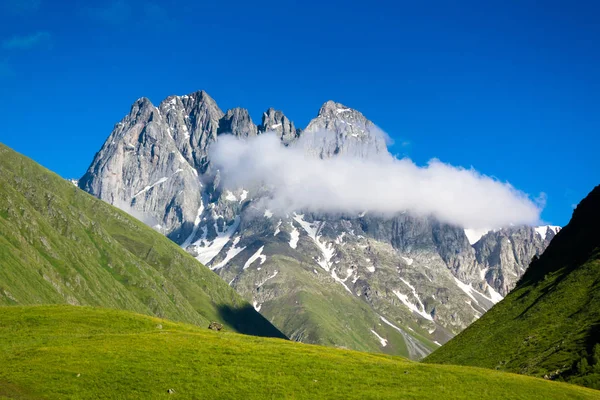 Bela paisagem montanhosa no vale Chauhi — Fotografia de Stock